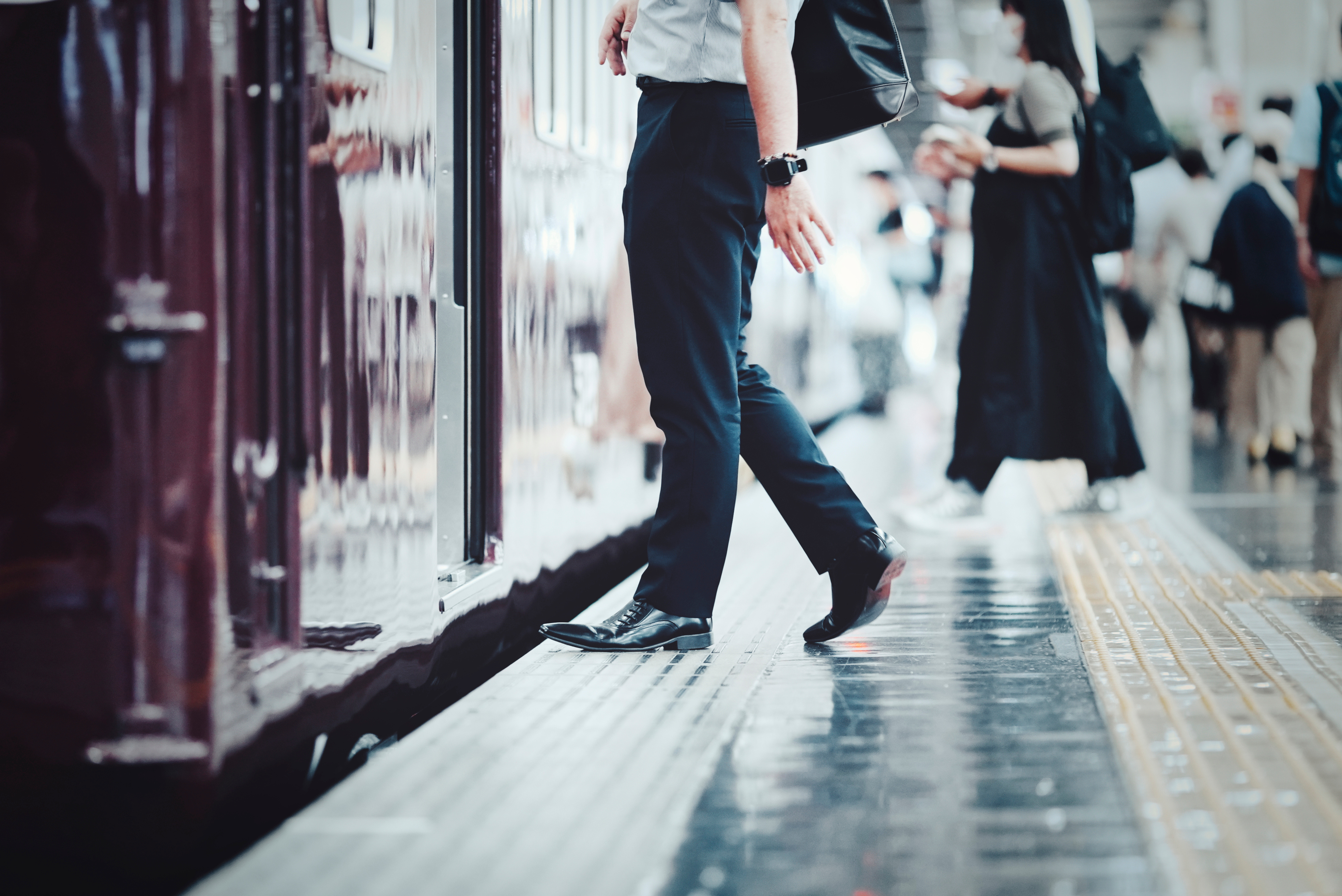 東武線の改札でカードを使う様子